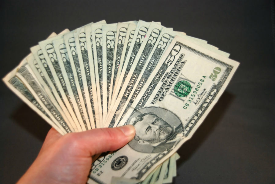 17.16 rs-moneyinhand 1035690 68645321