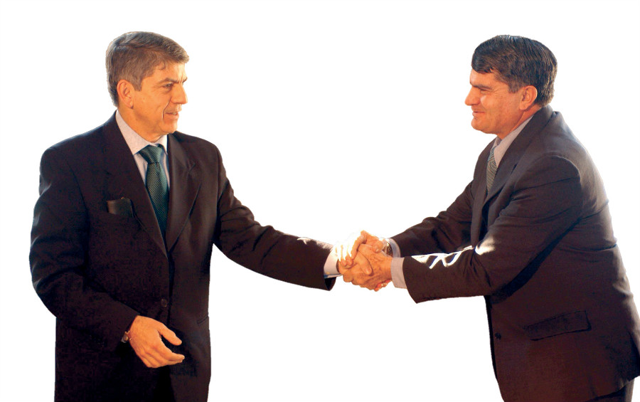 29.24 rs businessmen shaking hands 1240995 1919x1205