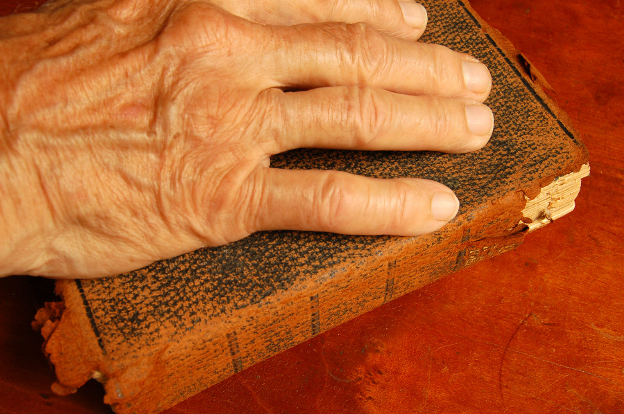 29.24 rs hand on a bible 1417258 1919x1275