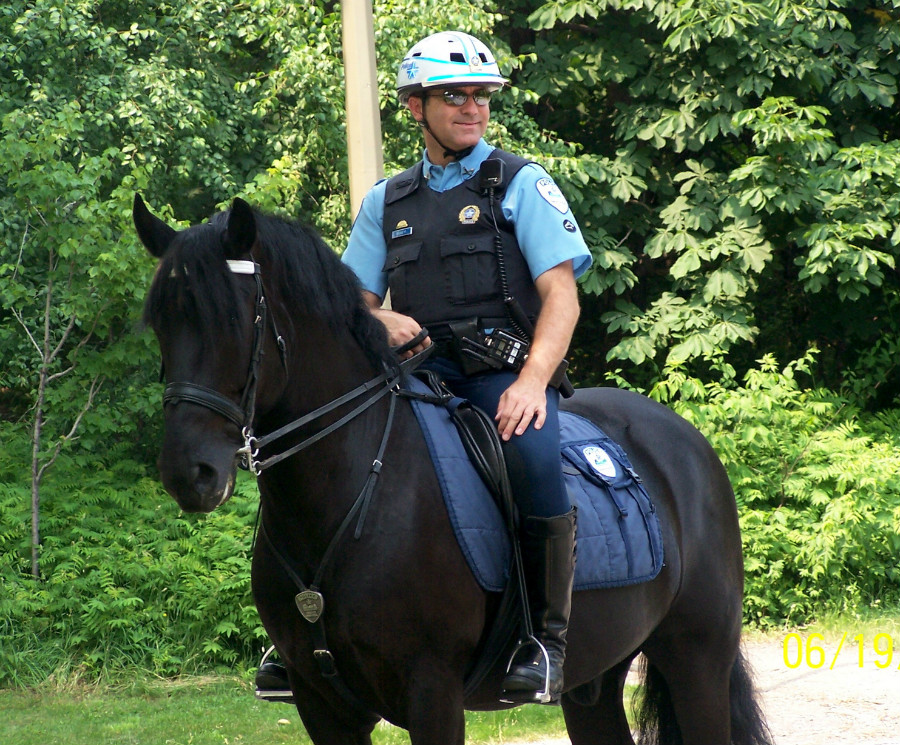 31.4 crs quebec police on horse 1237629 1920x1440
